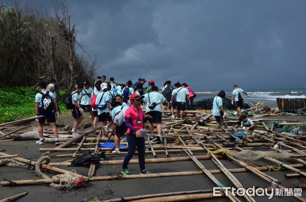 ▲台南市警佳里分局，在七股潟湖舉辦「暑期青春專案-七股潟湖生態之旅暨淨灘活動」，受到熱烈響應。（圖／記者林悅翻攝，下同）