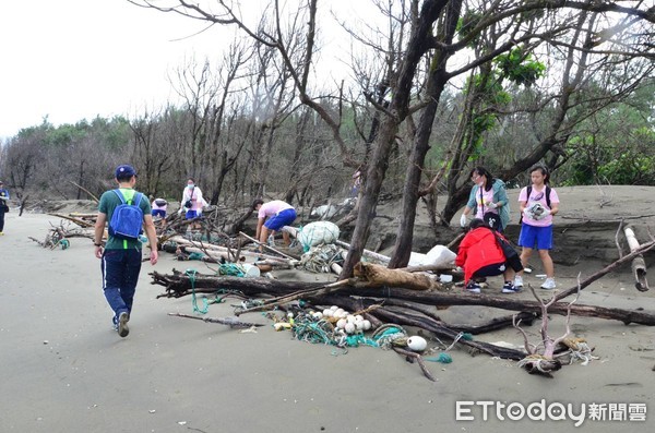 ▲台南市警佳里分局，在七股潟湖舉辦「暑期青春專案-七股潟湖生態之旅暨淨灘活動」，受到熱烈響應。（圖／記者林悅翻攝，下同）