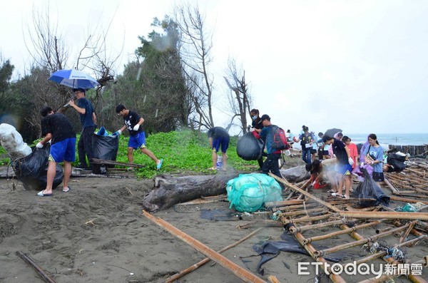 ▲台南市警佳里分局，在七股潟湖舉辦「暑期青春專案-七股潟湖生態之旅暨淨灘活動」，受到熱烈響應。（圖／記者林悅翻攝，下同）