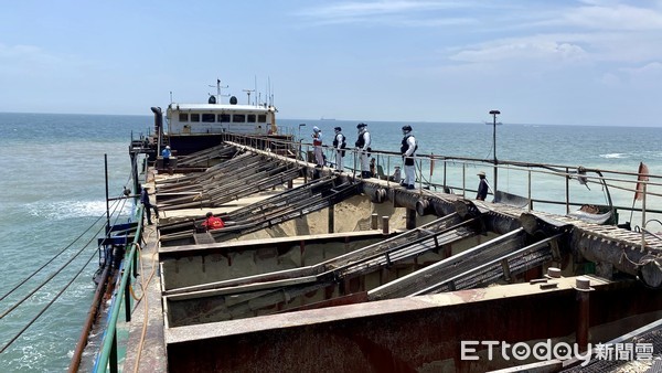 ▲ 大陸採砂船盜馬祖海砂 海巡強硬拖回法辦！還叫他們「把砂吐出來」回歸沙岸。（圖／記者郭世賢翻攝）