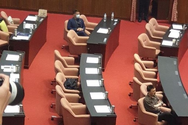 藍綠立委再次於議場爆發衝突，台灣基進立委陳柏惟在一旁靜靜的看著國民黨。（翻攝自陳柏惟臉書）