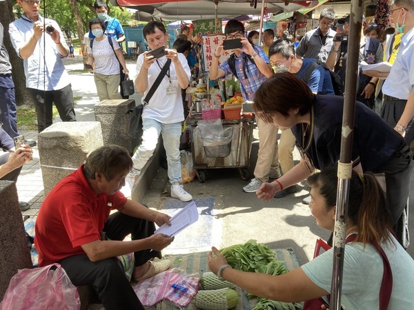 ▲▼黃珊珊親赴現場，向攤販說明停業期間可評估申請公有市場空攤。（圖／台北市政府提供）