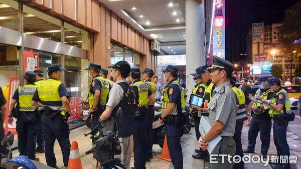 台南市警一分局執行青春專案擴大臨檢掃蕩勤務。（圖／記者林悅翻攝，下同）