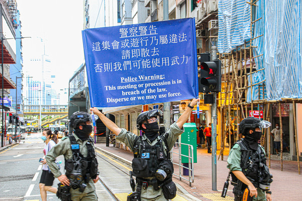 ▲▼香港警方2020年7月1日舉起牌子，警告示威者。（圖／CFP）