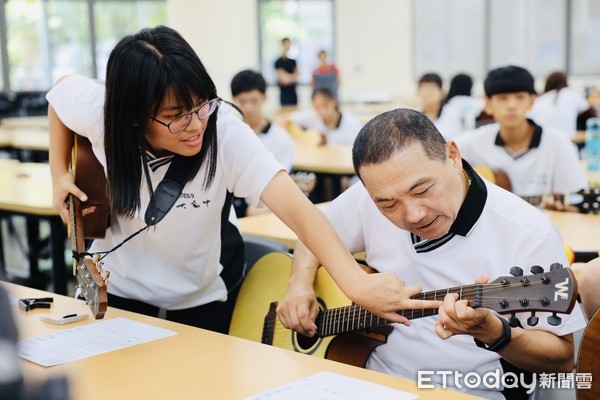 ▲新北市府推出「侯Sir返校日」，侯友宜深耕高中職社團。（圖／新聞局提供）