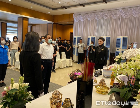 ▲侯友宜前往國軍桃園總醫慰問漢光演習殉職軍官家屬。（圖／讀者提供）