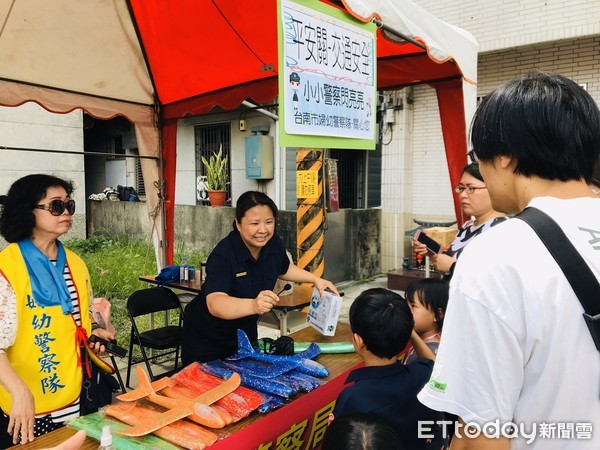 ▲台南市警局婦幼警察隊，化身為警察幼幼台姊姊，向參與的小朋友講解婦幼安全。（圖／記者林悅翻攝，下同）