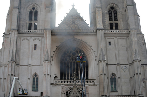 ▲▼ 法國南特主教座堂（Cathédrale de Nantes）18日失火。（圖／路透）