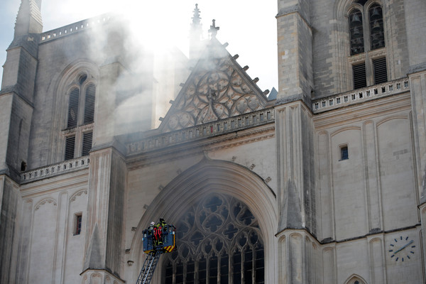 ▲▼ 法國南特主教座堂（Cathédrale de Nantes）18日失火。（圖／路透）