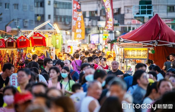 ▲桃市府推動「桃園夜市券」後，中壢觀光夜市逛夜市人潮已明顯恢復。（圖／記者沈繼昌翻攝）