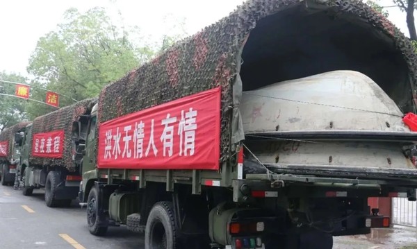 ▲▼「解放軍來了！」　陸出動「71集團軍」赴洪水前線搶救。（圖／翻攝陸媒）