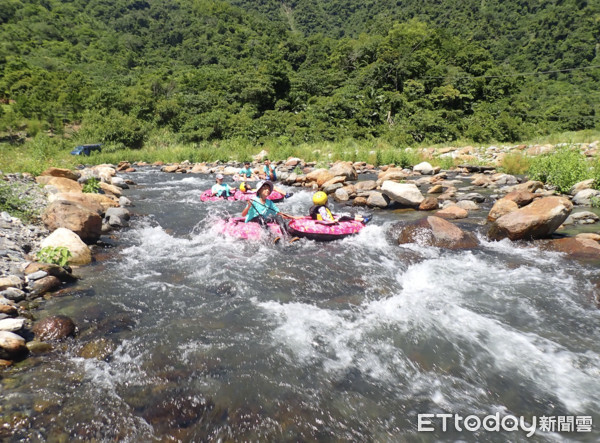 趴著玩、坐著玩、躺著玩　「泰雅式漂漂河」野溪界的郵輪級享受。（圖／記者廖明慧攝）