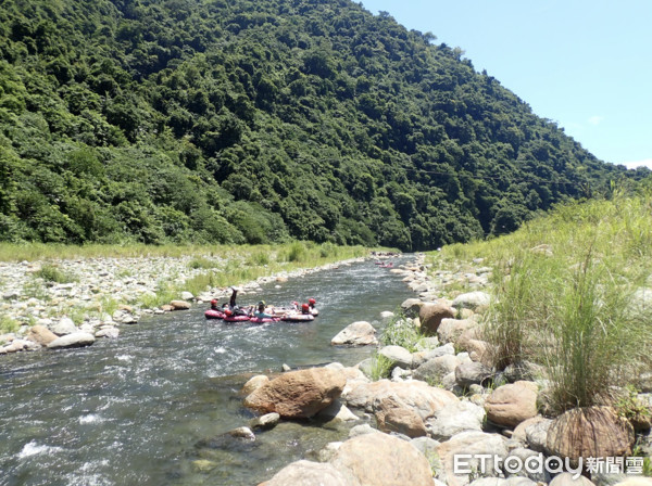 趴著玩、坐著玩、躺著玩　「泰雅式漂漂河」野溪界的郵輪級享受。（圖／記者廖明慧攝）