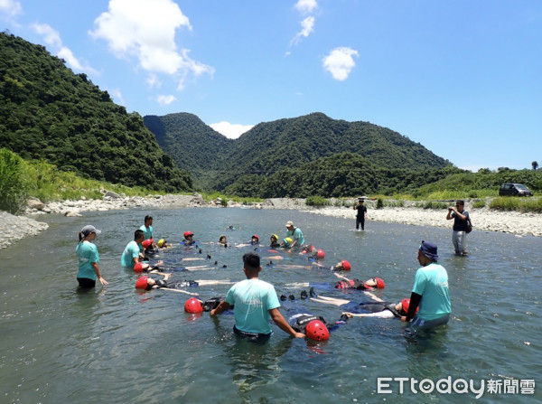 趴著玩、坐著玩、躺著玩　「泰雅式漂漂河」野溪界的郵輪級享受。（圖／記者廖明慧攝）