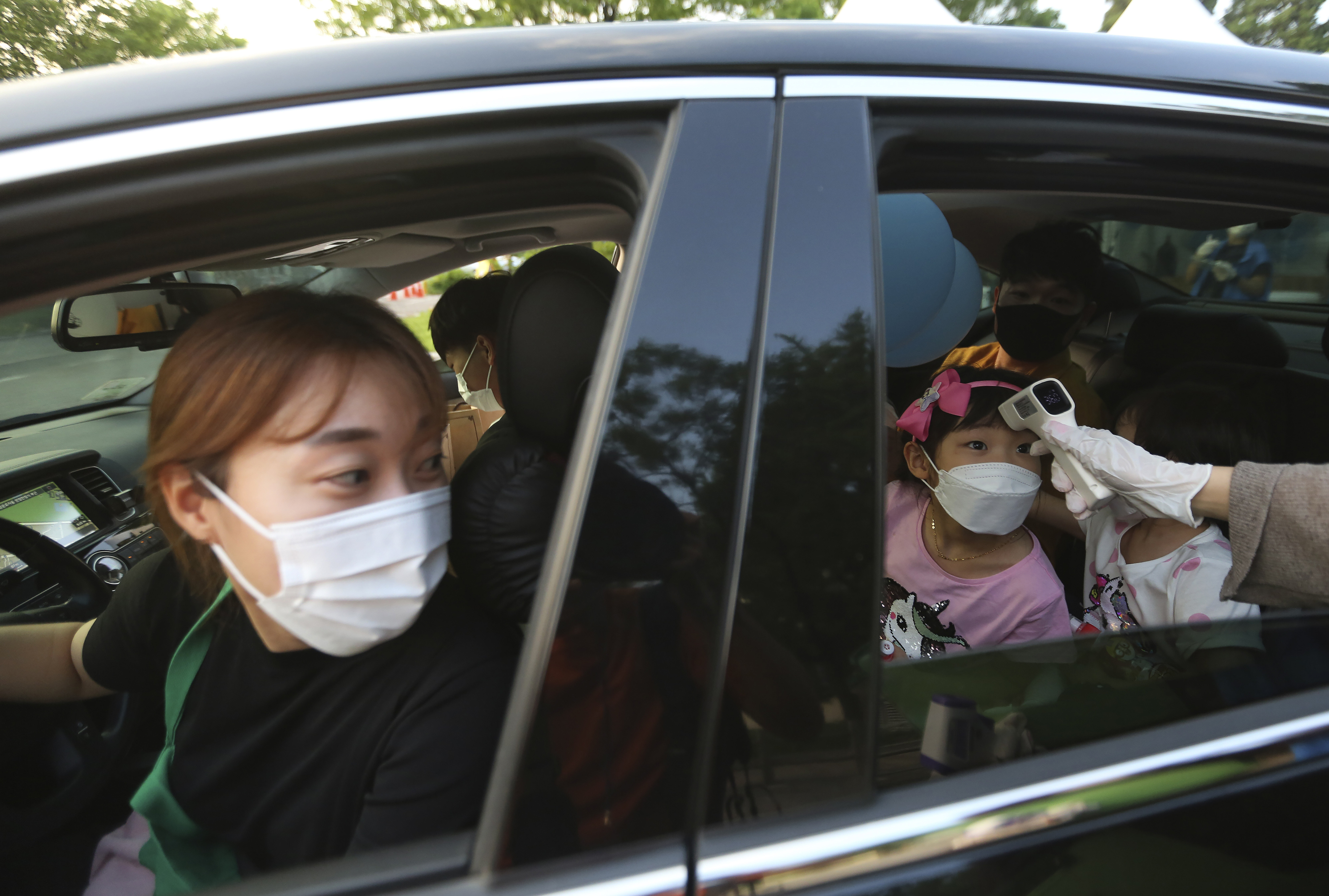▲▼南韓防疫當局呼籲，在室內或車內若無法遵守社交距離，一定要配戴口罩。（圖／達志影像／美聯社）