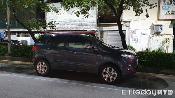 ▲車主竟將休旅車停在分隔島旁。（圖／網友授權提供，未經同意請勿隨意翻攝，以免侵權）