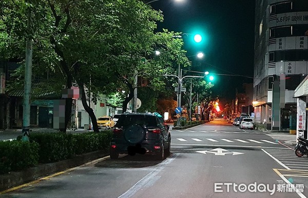 ▲車主竟將休旅車停在分隔島旁。（圖／網友授權提供，未經同意請勿隨意翻攝，以免侵權）