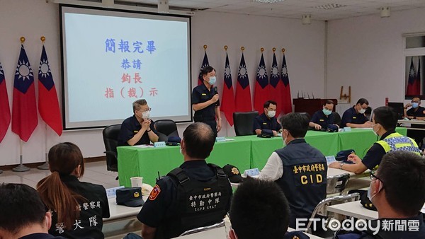 ▲深夜臨檢酒店...警犬包廂跑透透！長腿辣妹被萌到　歪頭「巨物掉出」猛盯著看林。（圖／記者李忠憲翻攝）