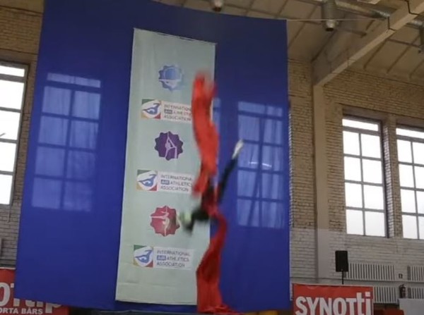 ▲因為少了安全扣，俄羅斯女體操手高空墜落。（圖／翻攝自Youtube）