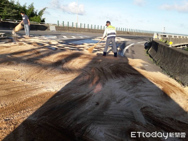 ▲▼大貨車翻覆後，載著的3根水泥柱應聲掉落，柴油也洩漏一地，救難協會人員用木屑清理現場，約4個小時才清除完畢。（圖／記者黃孟珍翻攝）