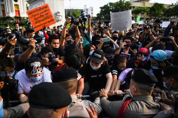 ▲泰國示威者走上曼谷街頭，怒吼政府下台。（圖／路透）