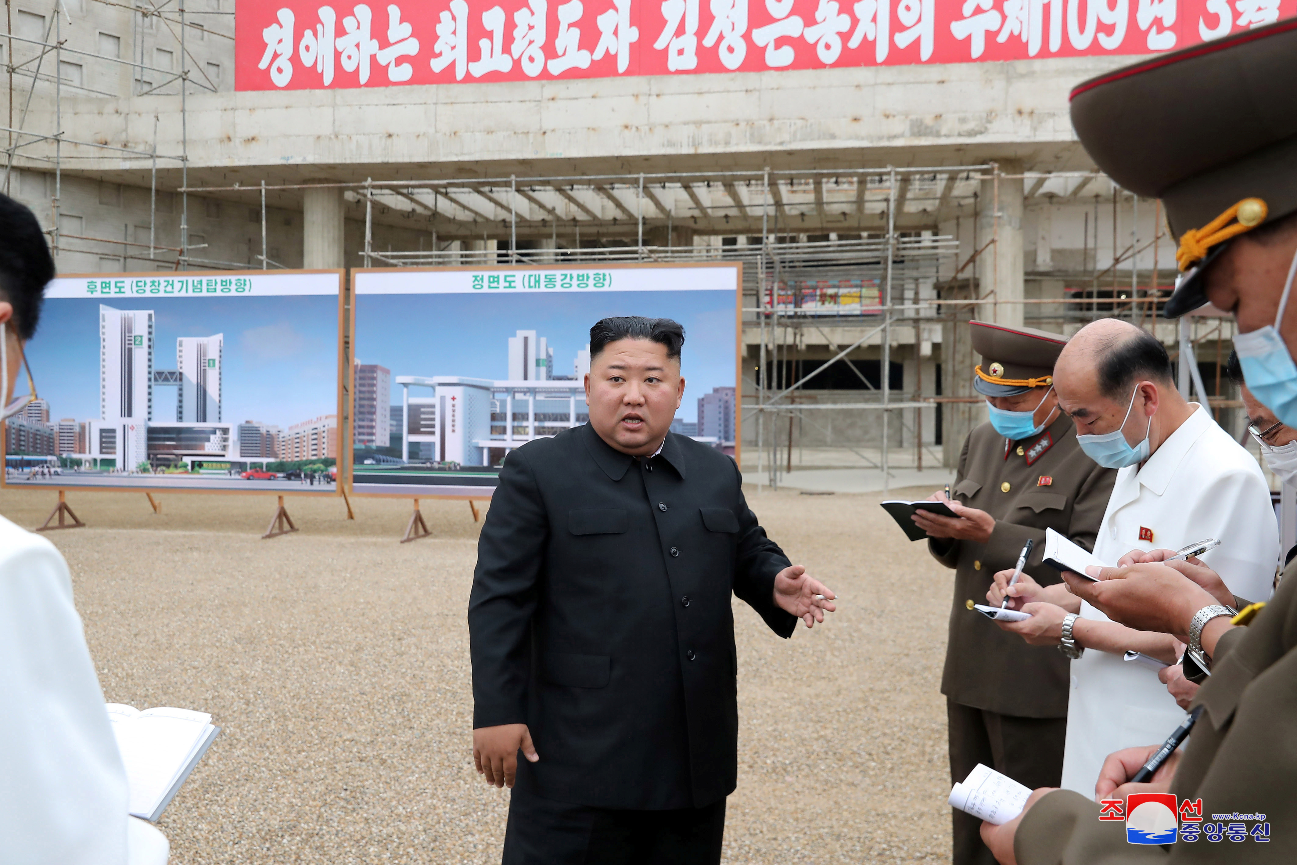 ▲▼金正恩視察平壤綜合醫院建設現場。（圖／路透社）