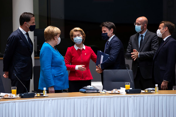 ▲歐盟領導人在布魯塞爾舉辦高峰會。由左至右分別為，荷蘭總理呂特（Mark Rutte）、德國總理梅克爾（Angela Merkel）、歐盟執委會主席馮德萊恩（Ursula von der Leyen）、義大利總理孔蒂（Giuseppe Conte）、歐盟理事會主席米歇爾（Charles Michel）、法國總統馬克宏（Emmanuel Macron）（圖／路透）