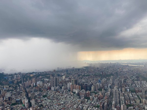 ▲▼台北市雨瀑，網友在台北101觀景台拍下這個景象。（圖／網友YouTeng提供，請勿隨意翻拍，以免侵權。）