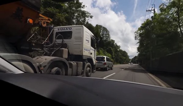 ▲▼比利時情侶遊台灣遭砂石車逼車 南投縣警察局處理了。（圖／翻攝自YouTube／Naick & Kim）