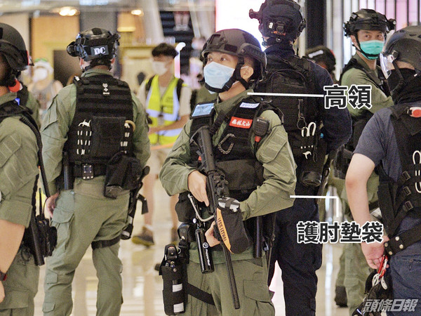 ▲▼7月19日元朗遊行中，有警員穿上新設計的「蛙服」亮相。（圖／取自香港頭條日報）