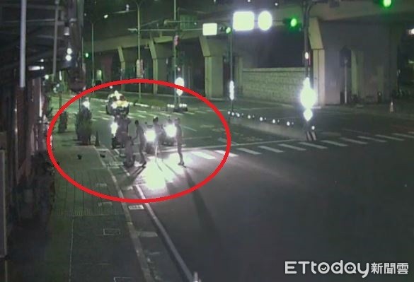 ▲驚悚畫面曝...18歲男「吃粥遭嗆」追50m揍人！遭砍3刀躺血泊　熱褲妹嚇傻狂奔。（圖／記者張君豪翻攝）