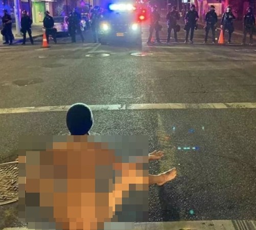 ▲▼奧勒岡示威出現詭異的裸女大開腿。（圖／翻攝自推特@cigsafterurex）