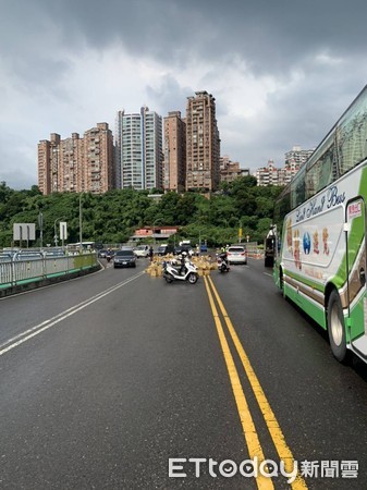 ▲▼食用醋從大貨車掉落砸到後方小客車，造成嚴重回堵。（圖／記者陳豐德翻攝）