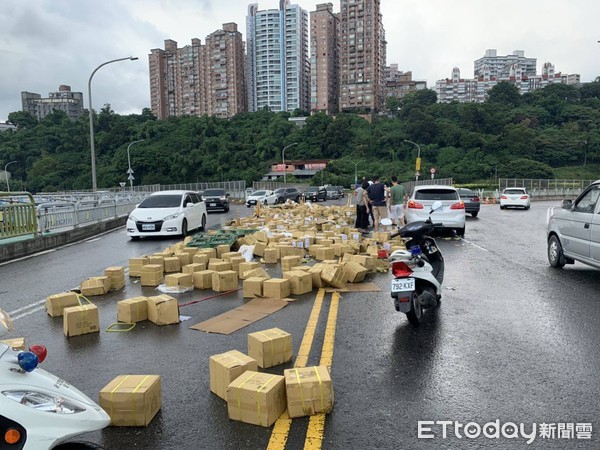 ▲▼食用醋從大貨車掉落砸到後方小客車，造成嚴重回堵。（圖／記者陳豐德翻攝）