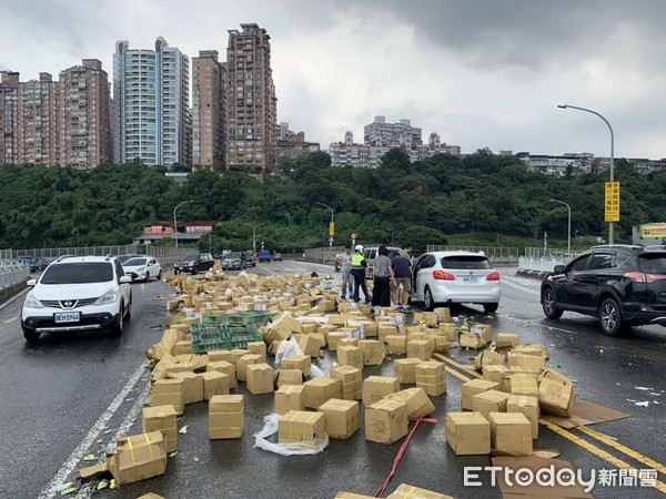 ▲▼食用醋從大貨車掉落砸到後方小客車，造成嚴重回堵。（圖／記者陳豐德翻攝）