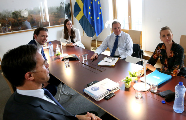 ▲歐盟高峰會。從畫面左下順時鐘方向分別為：荷蘭總理呂特（Mark Rutte）、奧地利總理庫爾茲（Sebastian Kurz）、芬蘭總理馬琳（Sanna Marin）、瑞典總理勒夫文（Stefan Lofven）與丹麥總理佛瑞德里克森（Mette Frederiksen）。（圖／路透攝）