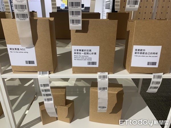 ▲▼「台灣設計研究院」與Re-lab資訊團隊攜手，策劃全台首場以「當代消費體驗」為主軸的設計主題展&mdash;&mdash;「當代購物體驗製造機」。（圖／記者林育綾攝）