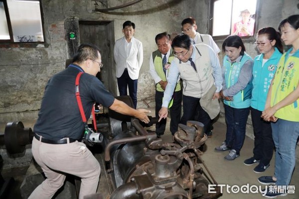 ▲台南市六甲區林鳳營百年菁埔埤抽水站，在台南市文資處及嘉南農田水利會等多方努力與協助下進行修復，黃偉哲市長蒞臨視察，為辛苦的修復人員加油打氣。（圖／記者林悅翻攝，下同）