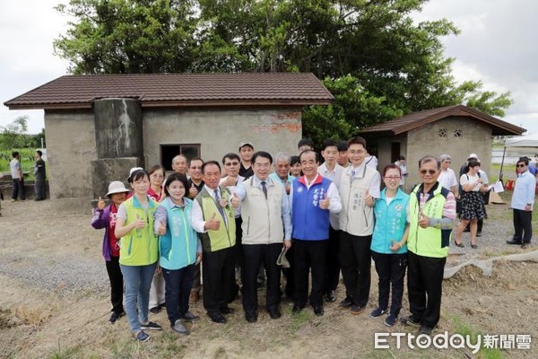 ▲台南市六甲區林鳳營百年菁埔埤抽水站，在台南市文資處及嘉南農田水利會等多方努力與協助下進行修復，黃偉哲市長蒞臨視察，為辛苦的修復人員加油打氣。（圖／記者林悅翻攝，下同）