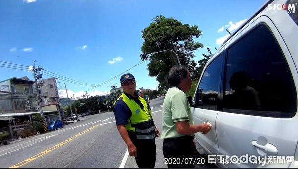 ▲小男孫被反鎖車內，阿公心急如焚報警求救。（圖／玉里分局提供，下同）