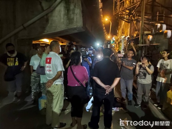 台南鐵路地下化強制拆除　中工處與拒拆戶達成協議拆除行動中止。（圖／記者林悅翻攝）