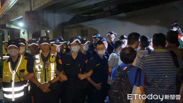 ▲台南鐵路地下化將對拒拆遷戶強制拆除，台南市警方漏夜部署警力，並作戒護準備，將配合確保拆除作業進行。（圖／記者林悅翻攝，下同）