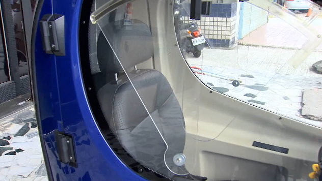 網美女友想買的16萬「全罩式電動車」出現了！　最高時速13公里…實測曝光。（圖／東森新聞）