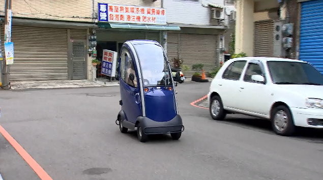 網美女友想買的16萬「全罩式電動車」出現了！　最高時速13公里…實測曝光。（圖／東森新聞）