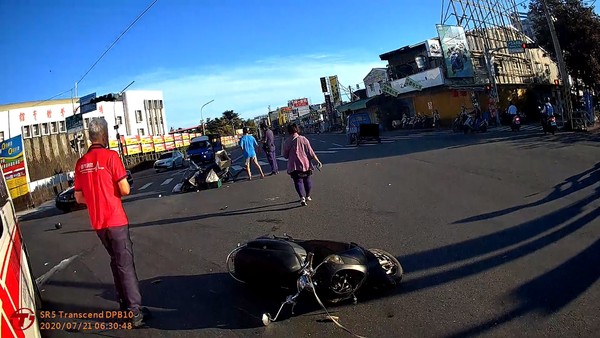 ▲嘉義市軍輝橋機車車禍。（圖／記者翁伊森翻攝）