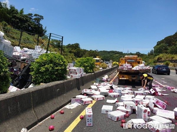 ▲快訊／國道3號「大貨車爆胎」自撞護欄！21噸火龍果噴進車道　現場一片狼藉。（圖／記者陳凱力攝）