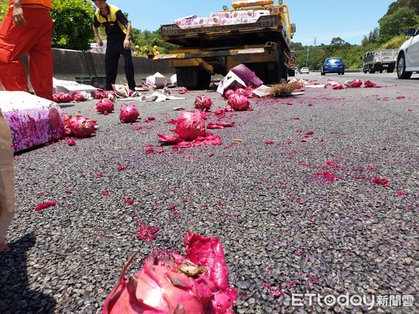 ▲快訊／國道3號「大貨車爆胎」自撞護欄！21噸火龍果噴進車道　現場一片狼藉。（圖／記者陳凱力攝）