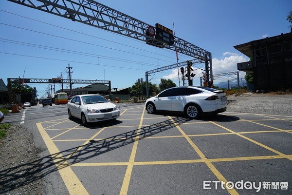 ▲▼宜蘭五結鄉中興路中里平交道，常火車雙向通行遮斷器上上下下，汽機車駕駛卡黃網線內收罰單驚呆。（圖／記者游芳男攝，下同）