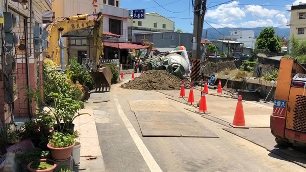 ▲1輛預拌混凝土車硬闖小巷，結果瞬間翻覆。（圖／民眾提供）