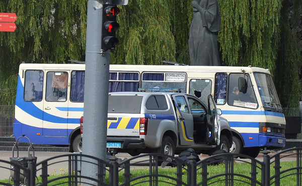 ▲▼烏克蘭盧斯科市公車被劫持。（圖／路透）